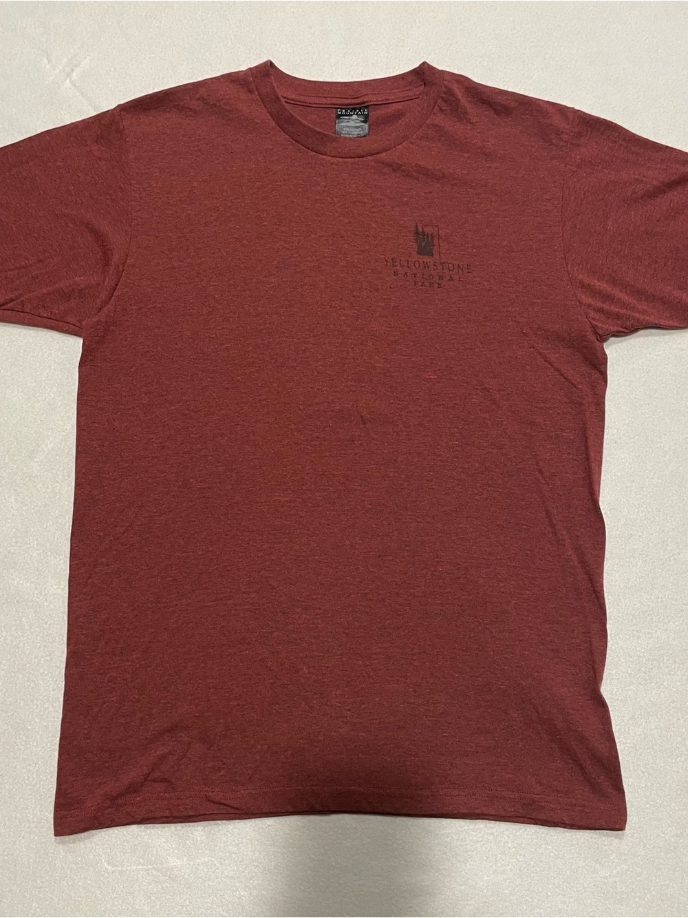 Prairie Mountain Men's Heather Maroon T-Shirt, Yellowstone and bear, medium